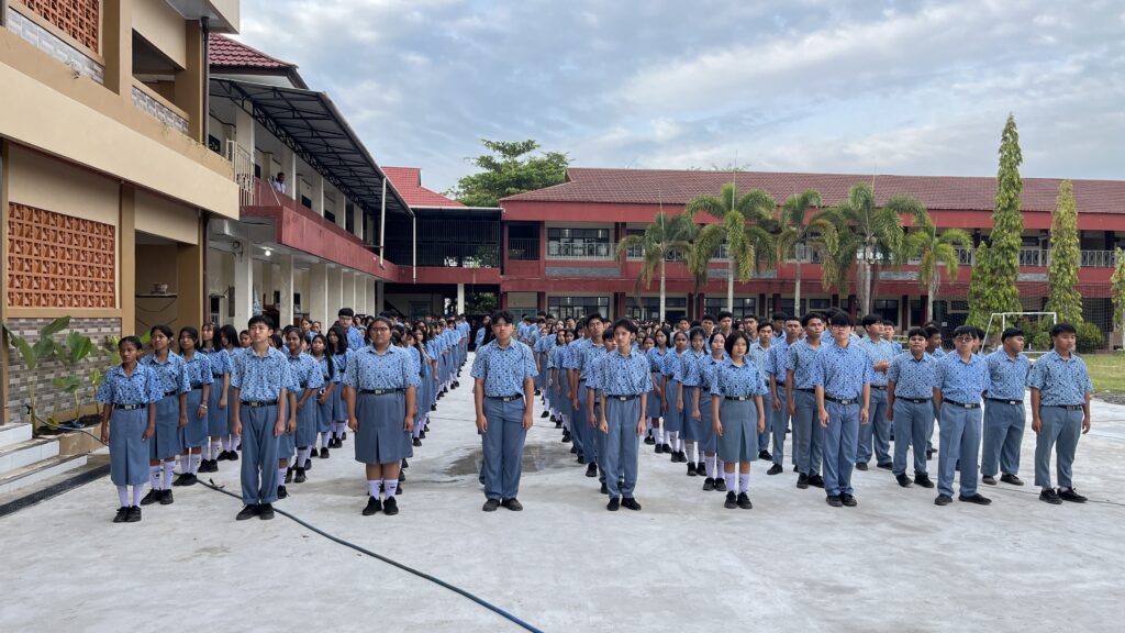DISIPLIN DAN SEMANGAT: APEL PAGI SMAS TARUNA JAYA SAMPIT